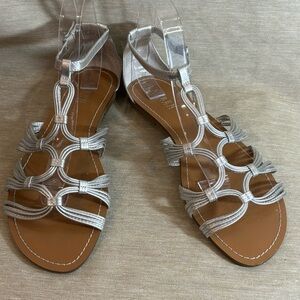 LAUREN RALPH LAUREN Sz  9.5B Silver Strappy Flats Sandals